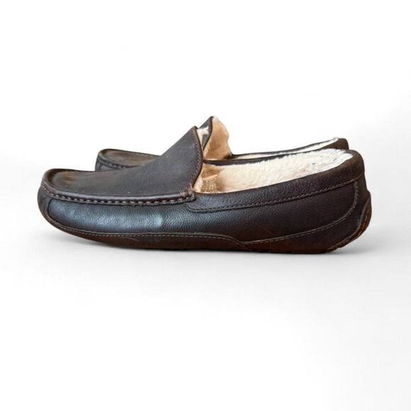 UGG Men’s Ascot Brown Leather Sheepskin Lined Slippers Moc Toe Loafers. Size 11 main image 4